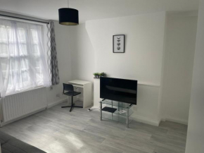 one bedroom flat near Vauxhall train station London